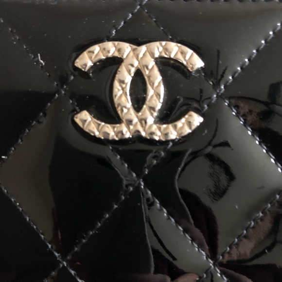 CHANEL Black, quilted patent leather wallet. - Picture 3 of 11